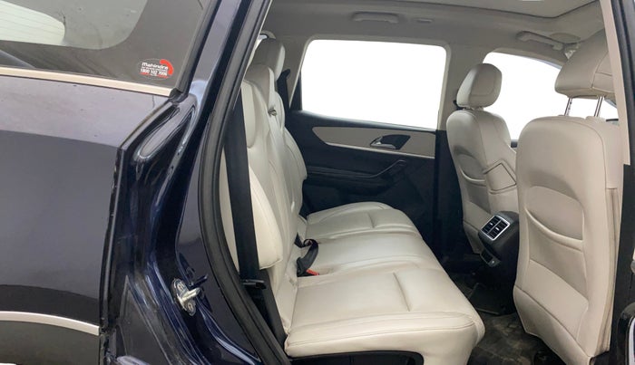 2022 Mahindra XUV700 AX 7 LUXURY P AT 7 STR, Petrol, Automatic, 76,554 km, Right Side Rear Door Cabin