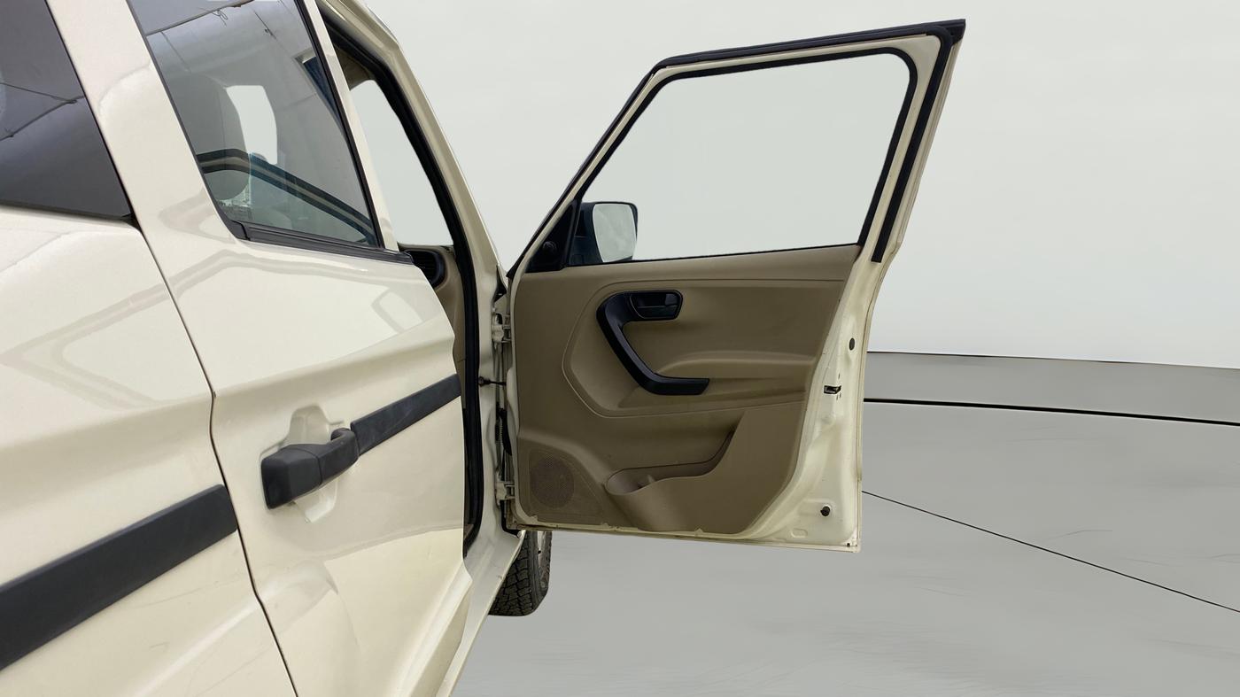2023 Mahindra BOLERO NEO N 4, Diesel, Manual, 1,41,046 km, RHS Front Door