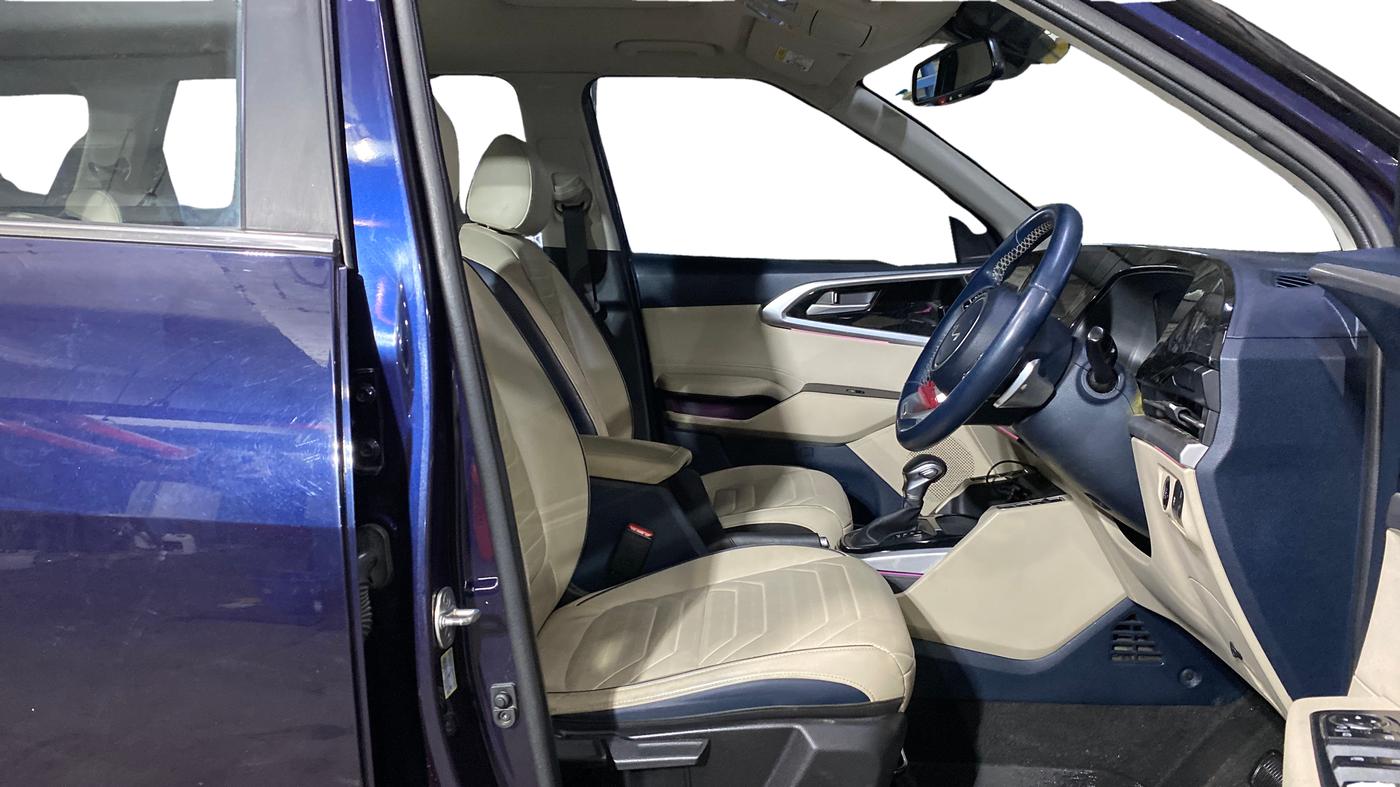 2022 KIA CARENS LUXURY PLUS 1.5 DIESEL AT 7 STR, Diesel, Automatic, 74,424 km, Right Side Front Door Cabin