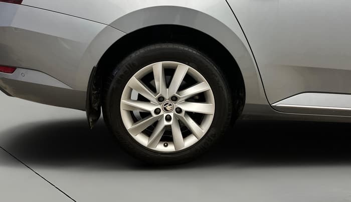 2018 Skoda Superb L&K 1.8 TSI AT, Petrol, Automatic, 28,905 km, Right Rear Wheel