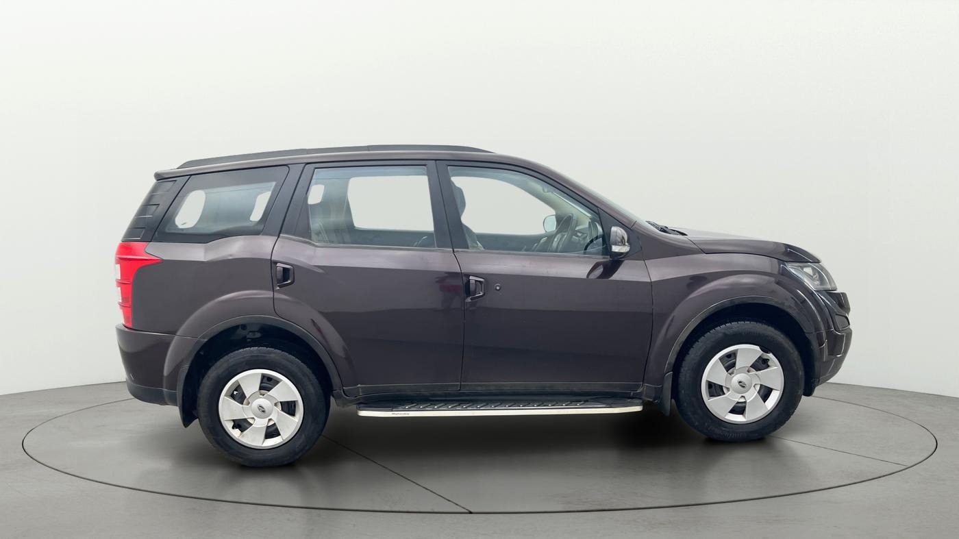 2015 Mahindra XUV500 W6, Diesel, Manual, 1,10,007 km, Right Side View