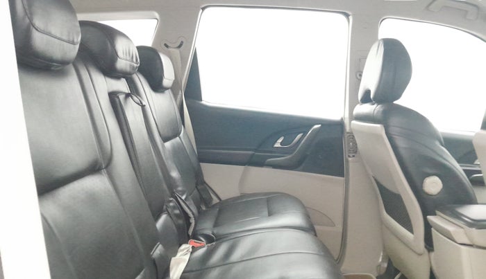 2016 Mahindra XUV500 W6 AT 1.99, Diesel, Automatic, 44,518 km, Right Side Rear Door Cabin