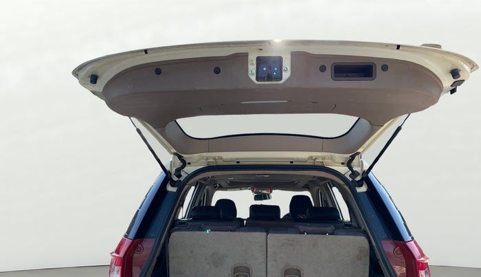 2015 Mahindra XUV500 W8, Diesel, Manual, 77,616 km, Boot Door Open