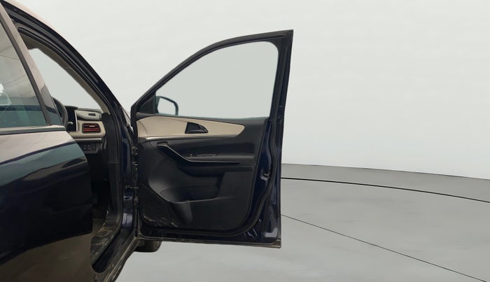 2022 Mahindra XUV700 AX 5 P MT 7 STR, Petrol, Manual, 32,954 km, RHS Front Door