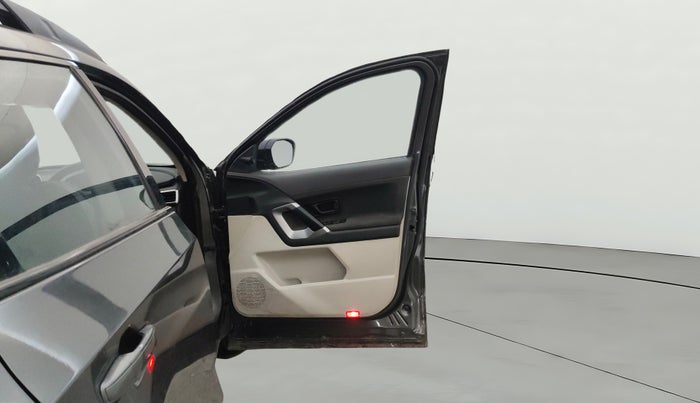 2022 Tata Safari XM, Diesel, Manual, 63,239 km, RHS Front Door