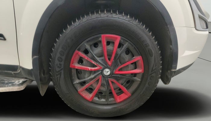 2015 Mahindra XUV500 W8, Diesel, Manual, 1,14,318 km, Right Front Wheel