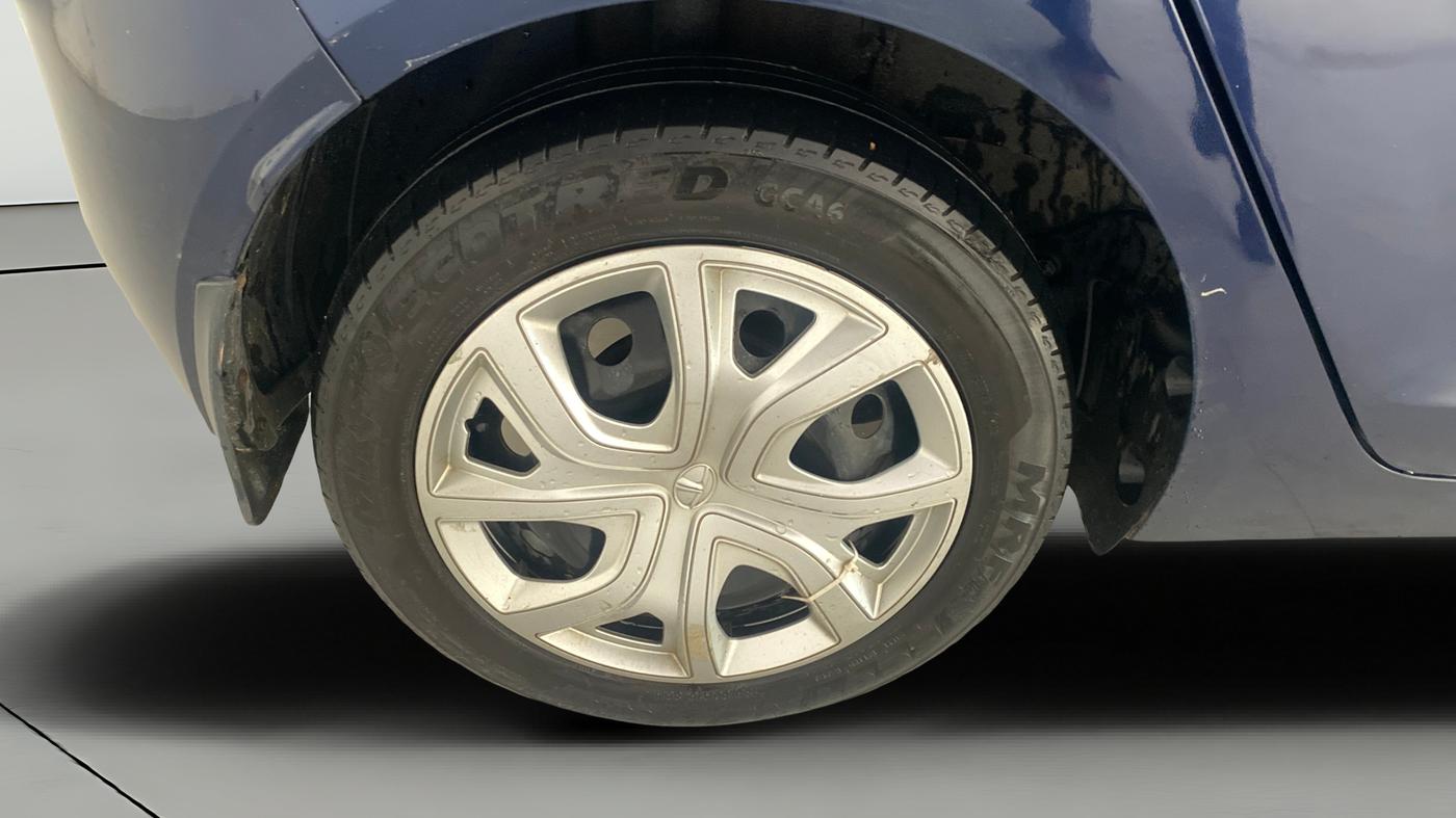 2023 Tata ALTROZ XM PLUS PETROL, CNG, Manual, 28,172 km, Right Rear Wheel