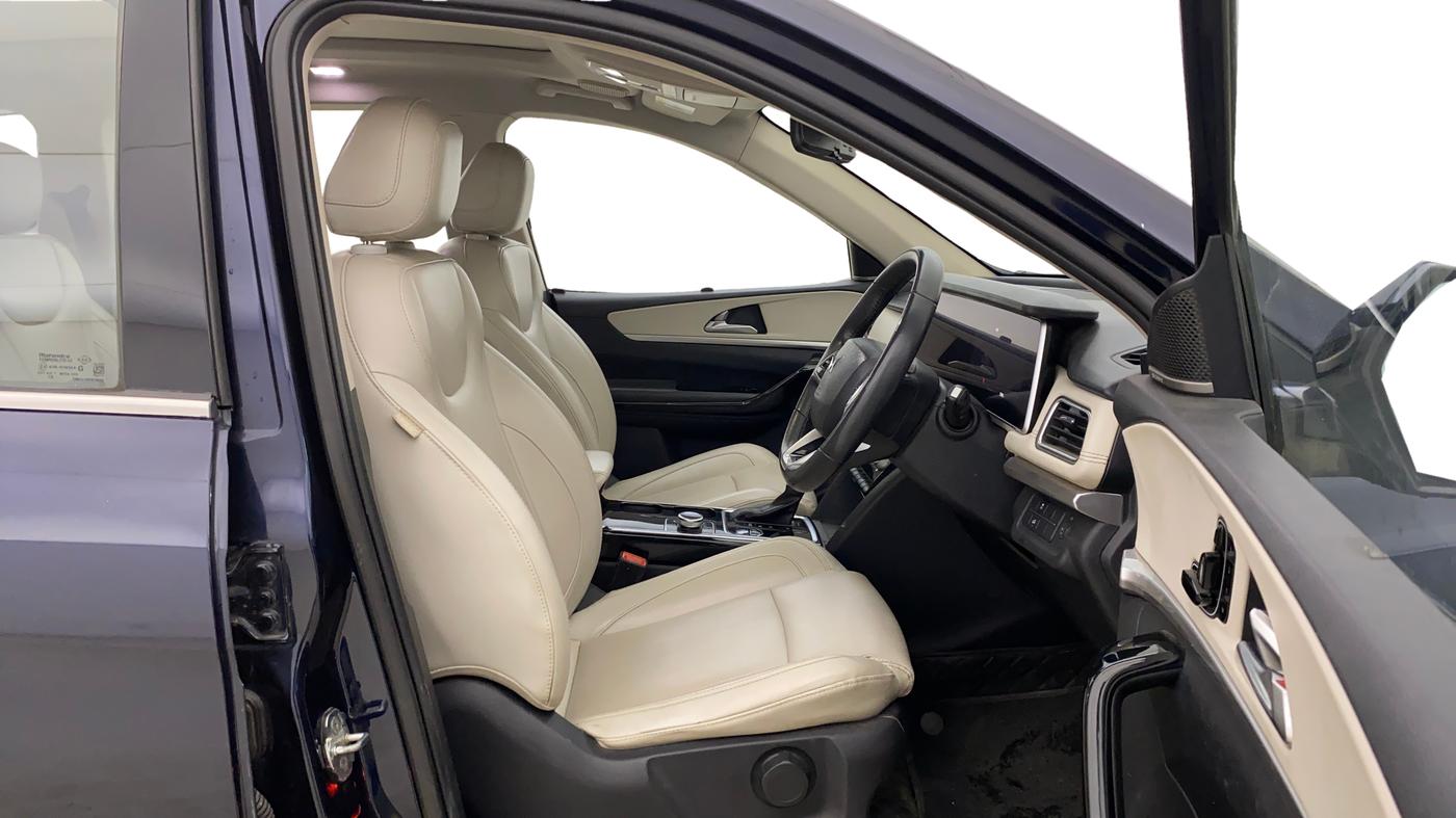 2021 Mahindra XUV700 AX 7 LUXURY P AT 7 STR, Petrol, Automatic, 73,781 km, Right Side Front Door Cabin