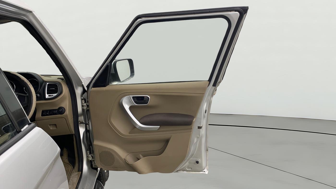 2018 Mahindra TUV300 T8, Diesel, Manual, 49,539 km, RHS Front Door