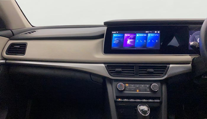 2022 Mahindra XUV700 AX 5 P MT 5 STR, Petrol, Manual, 52,998 km, Air Conditioner