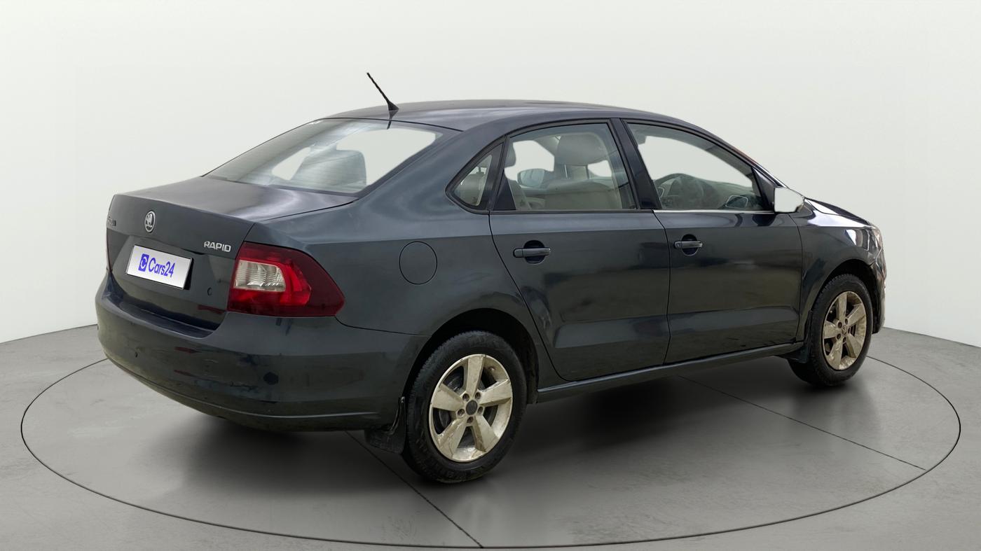 2015 Skoda Rapid 1.6 MPI STYLE PLUS, CNG, Manual, 1,29,687 km, Right Back Diagonal