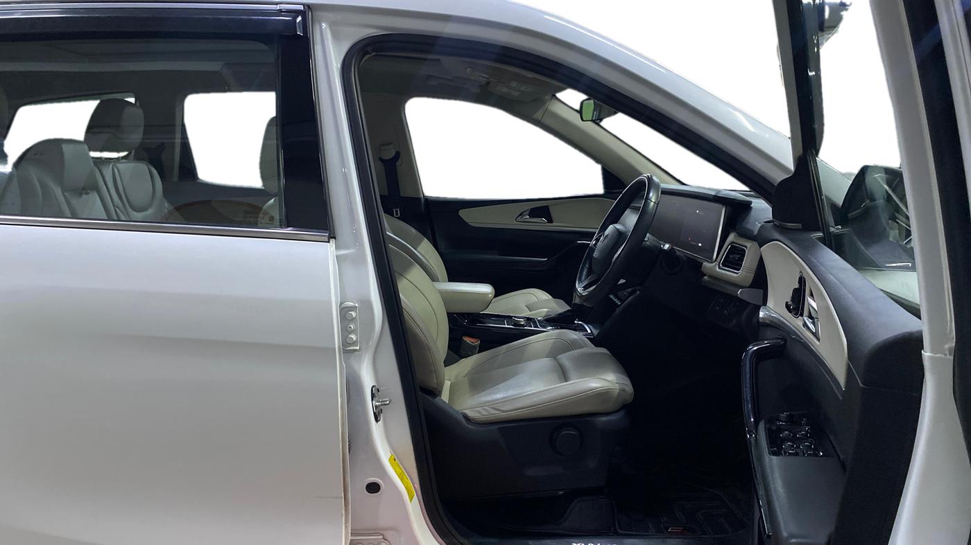 2022 Mahindra XUV700 AX 7 LUXURY D AWD AT 7 STR, Diesel, Automatic, 81,893 km, Right Side Front Door Cabin