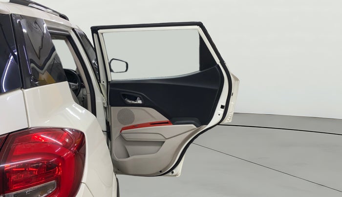 2021 Mahindra XUV300 W8 (O) 1.5 DIESEL AMT, Diesel, Automatic, 60,064 km, RHS Rear Door