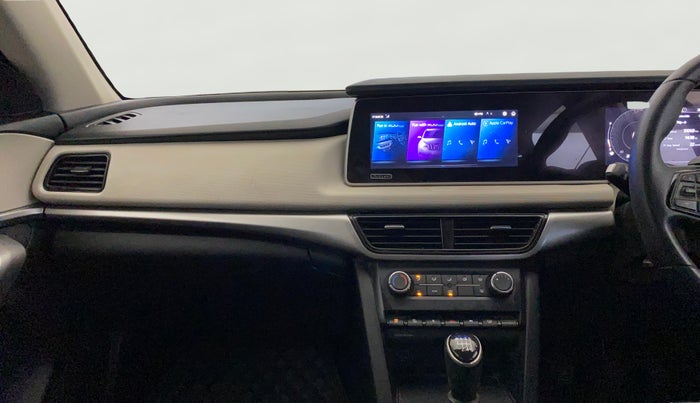 2022 Mahindra XUV700 AX 3 P MT 5 STR, Petrol, Manual, 45,328 km, Air Conditioner