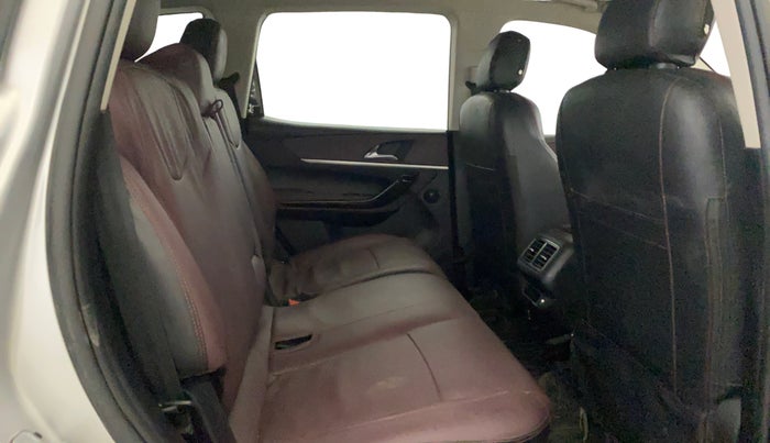 2023 Mahindra XUV700 AX 5 D MT 7 STR, Diesel, Manual, 52,057 km, Right Side Rear Door Cabin