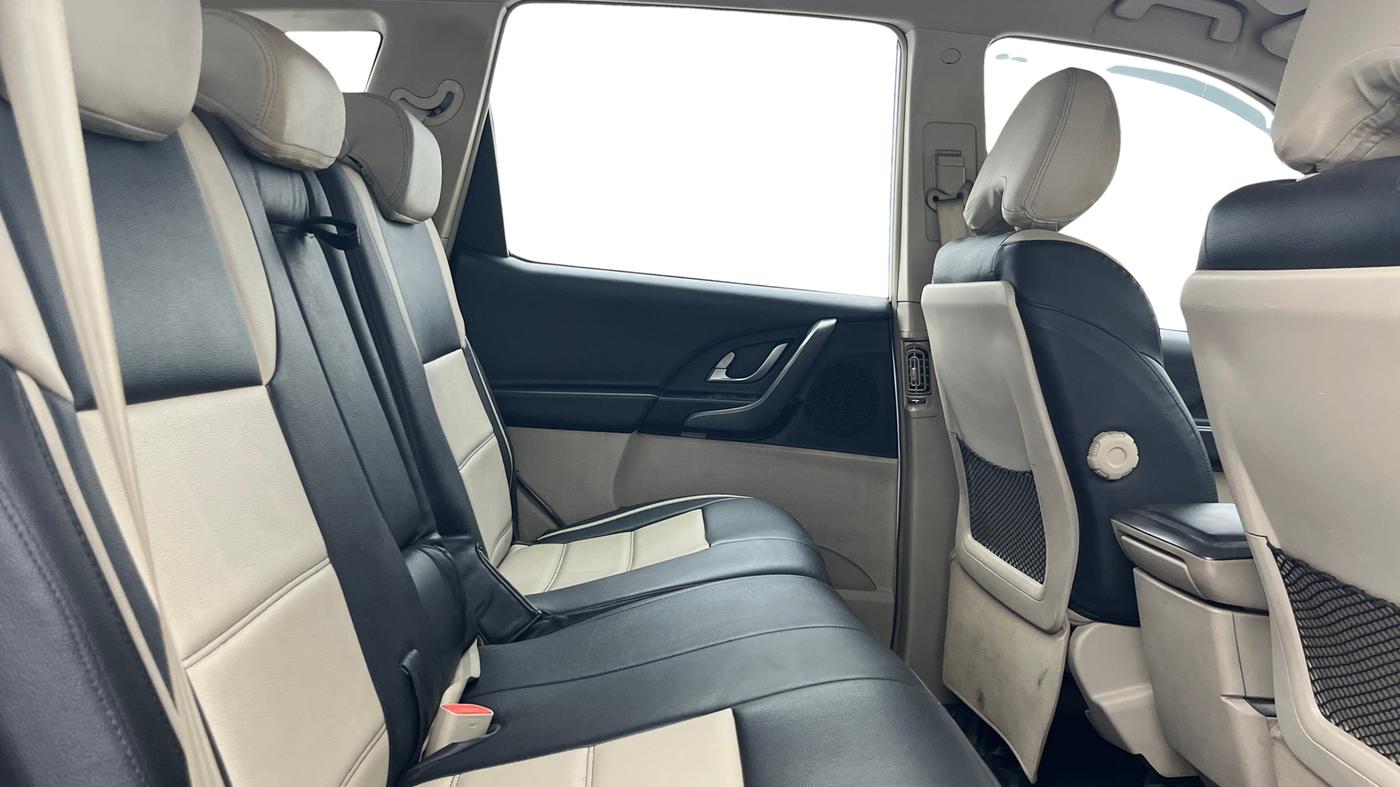 2017 Mahindra XUV500 W6, Diesel, Manual, 90,003 km, Right Side Rear Door Cabin