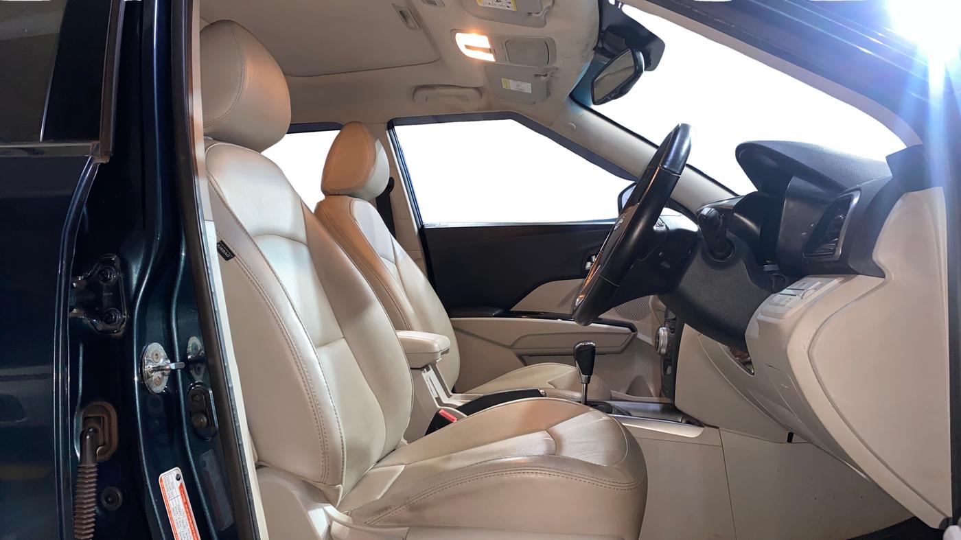 2021 Mahindra XUV300 W8 (O) 1.5 DIESEL AMT DUAL TONE, Diesel, Automatic, 43,432 km, Right Side Front Door Cabin