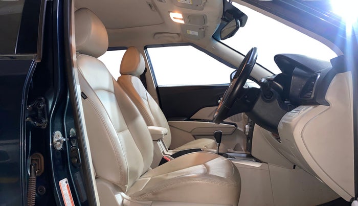 2021 Mahindra XUV300 W8 (O) 1.5 DIESEL AMT DUAL TONE, Diesel, Automatic, 43,126 km, Right Side Front Door Cabin