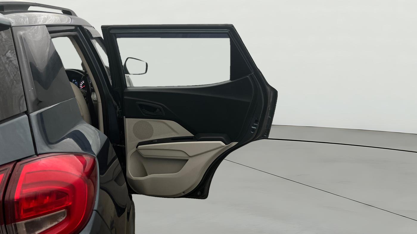 2024 Mahindra XUV300 W6 1.2 PETROL, Petrol, Manual, 19,182 km, RHS Rear Door