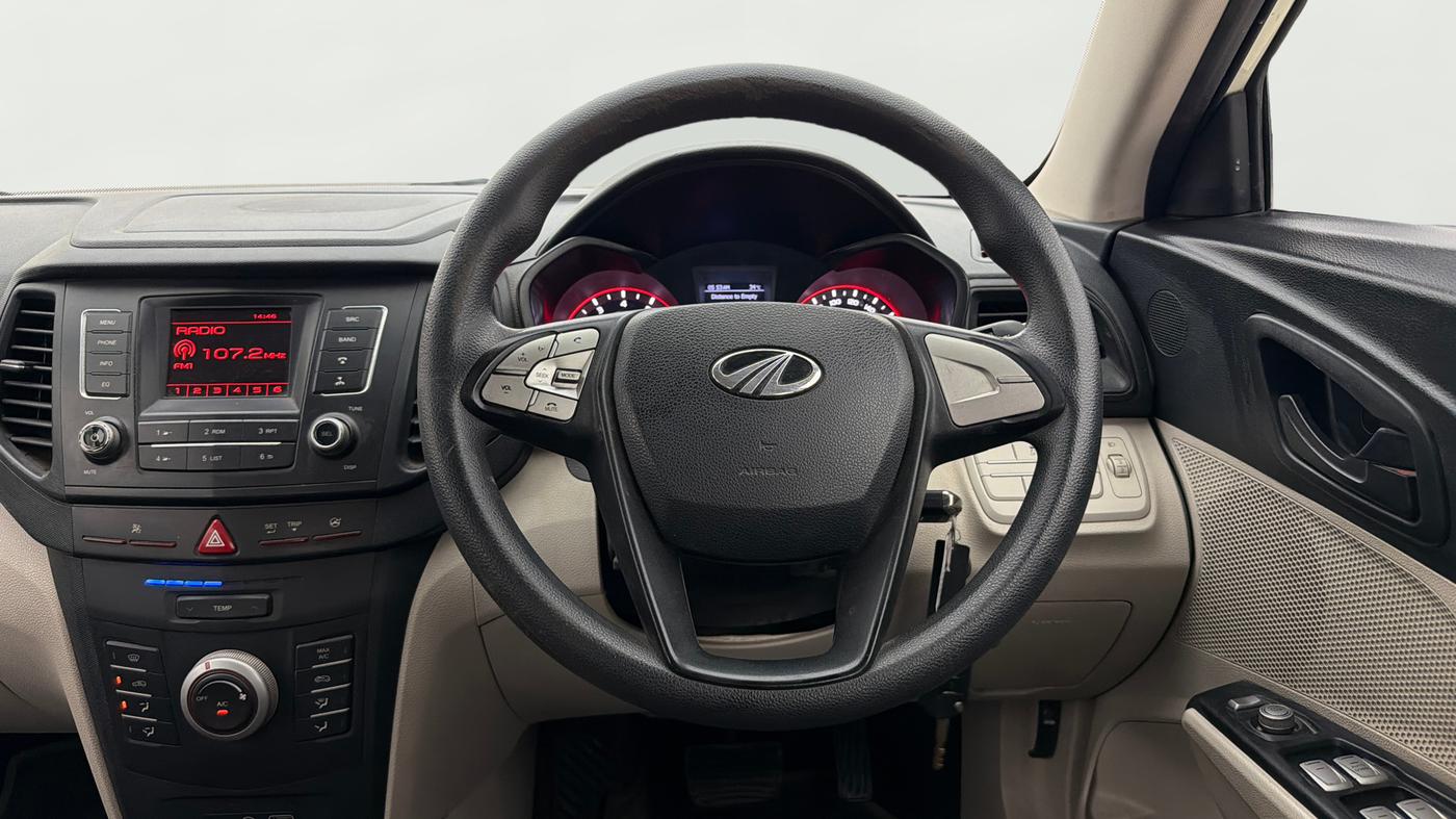 2022 Mahindra XUV300 W6 1.2 PETROL AMT, Petrol, Automatic, 27,895 km, Steering Wheel Close Up
