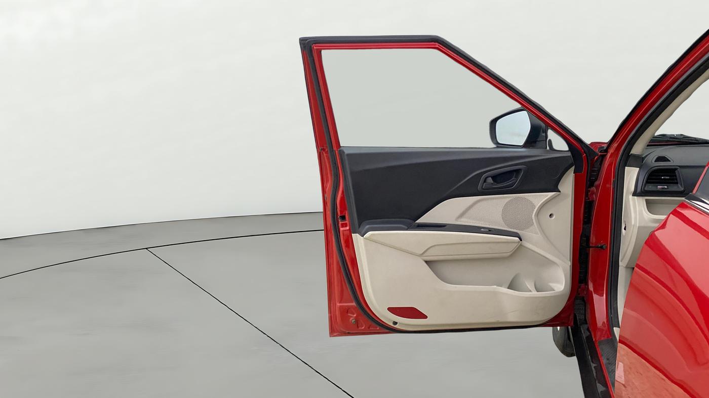 2022 Mahindra XUV300 W6 1.2 PETROL, Petrol, Manual, 22,804 km, LHS Front Door