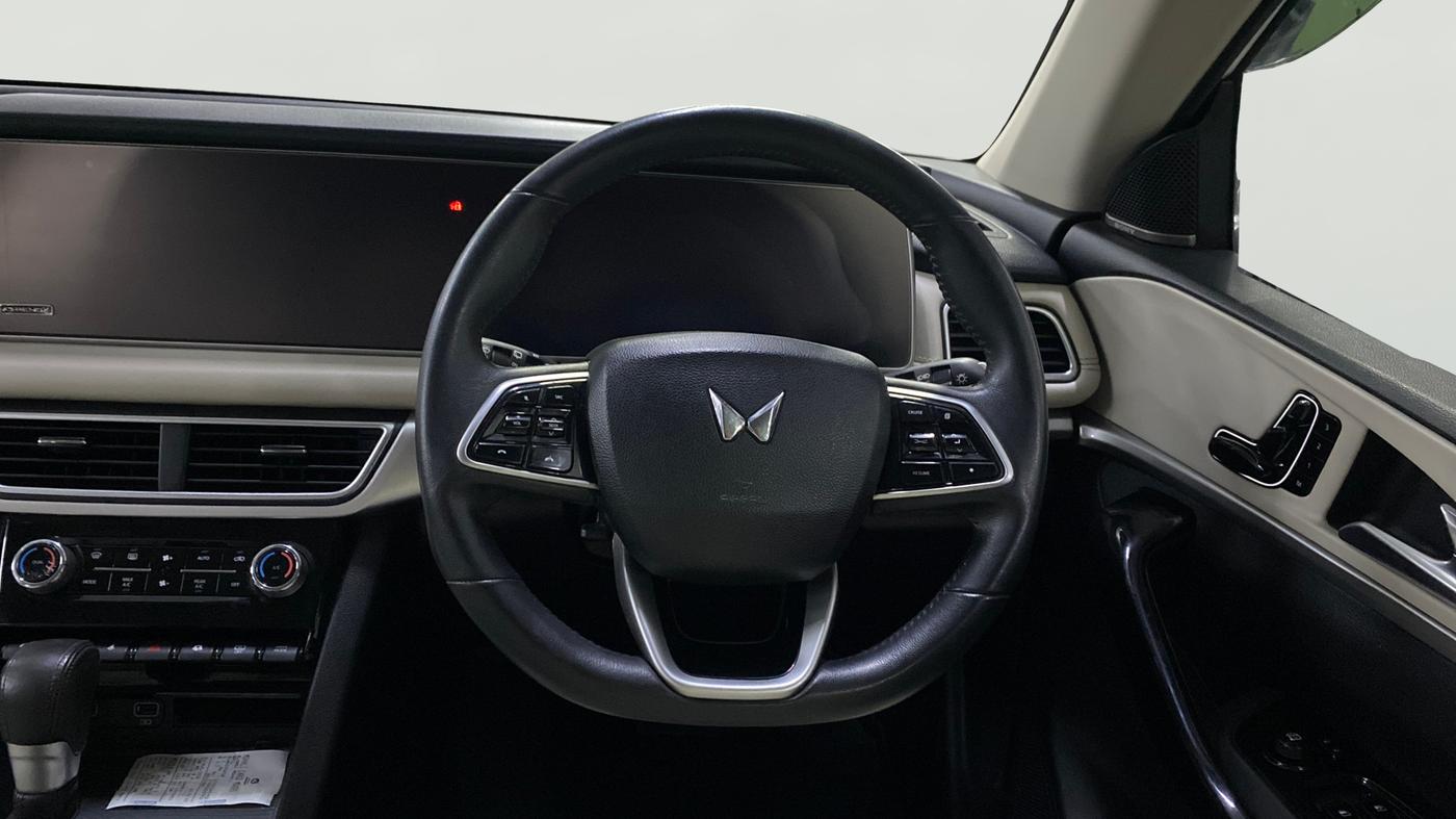 2022 Mahindra XUV700 AX 7 LUXURY D AWD AT 7 STR, Diesel, Automatic, 81,893 km, Steering Wheel Close Up