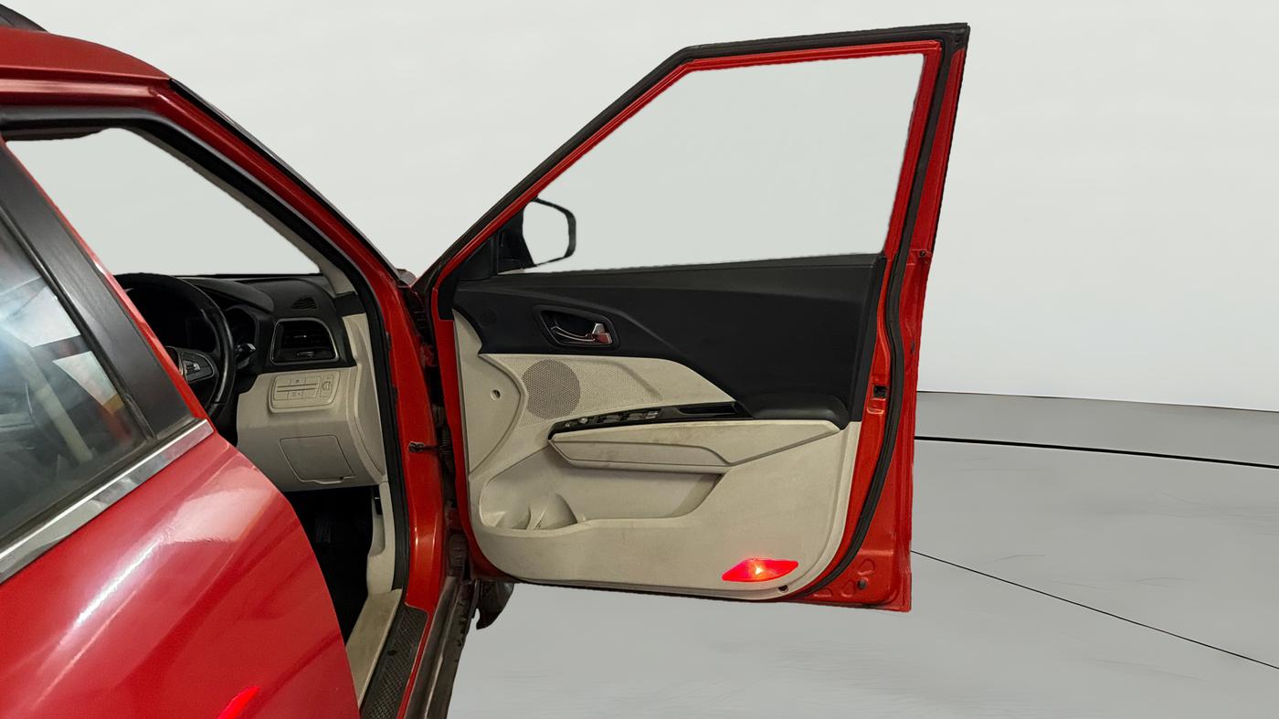 2019 Mahindra XUV300 W8 1.2 PETROL, Petrol, Manual, 1,06,801 km, RHS Front Door