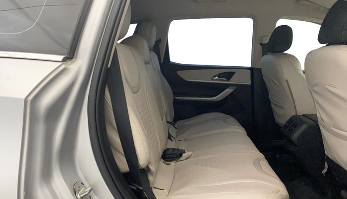 2022 Mahindra XUV700 AX 3 D MT 7 STR, Diesel, Manual, 1,31,555 km, Right Side Rear Door Cabin