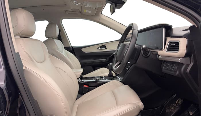 2023 Mahindra XUV700 AX 7 LUXURY D MT 7 STR, Diesel, Manual, 34,049 km, Right Side Front Door Cabin