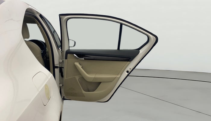 2015 Skoda Octavia STYLE PLUS AT 1.8 TSI, Petrol, Automatic, 1,08,777 km, RHS Rear Door