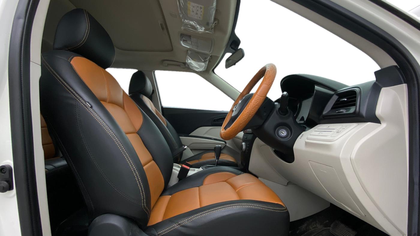 2023 Mahindra XUV300 W6 1.2 PETROL AMT, Petrol, Automatic, 13,946 km, Right Side Front Door Cabin