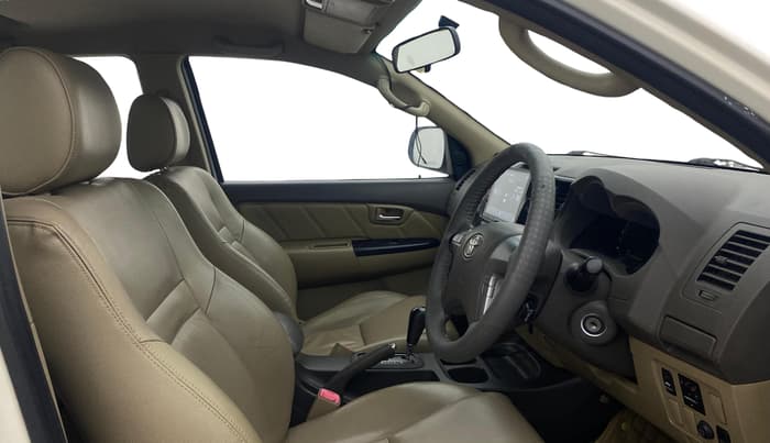 2013 Toyota Fortuner 3.0 4X2 AT, Diesel, Automatic, 1,25,493 km, Right Side Front Door Cabin