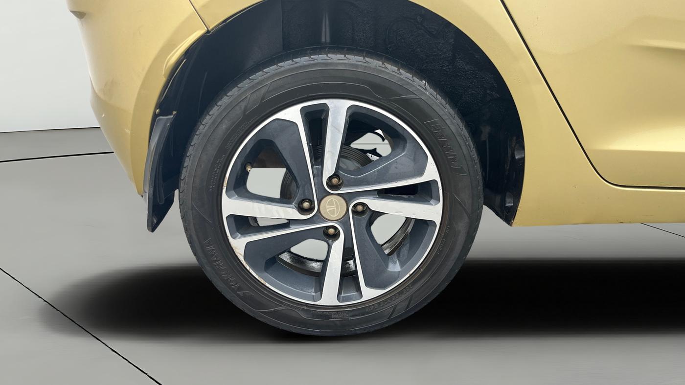 2020 Tata ALTROZ XZ PETROL, Petrol, Manual, 1,15,804 km, Right Rear Wheel