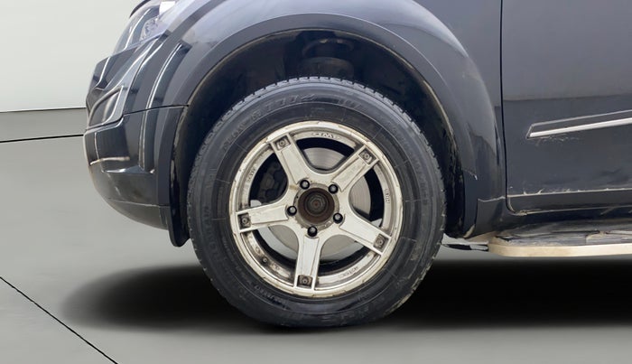 2015 Mahindra XUV500 W6, Diesel, Manual, 1,13,116 km, Left Front Wheel