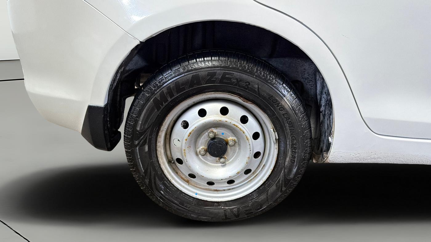 2015 Maruti Swift Dzire LXI (O), CNG, Manual, 72,280 km, Right Rear Wheel