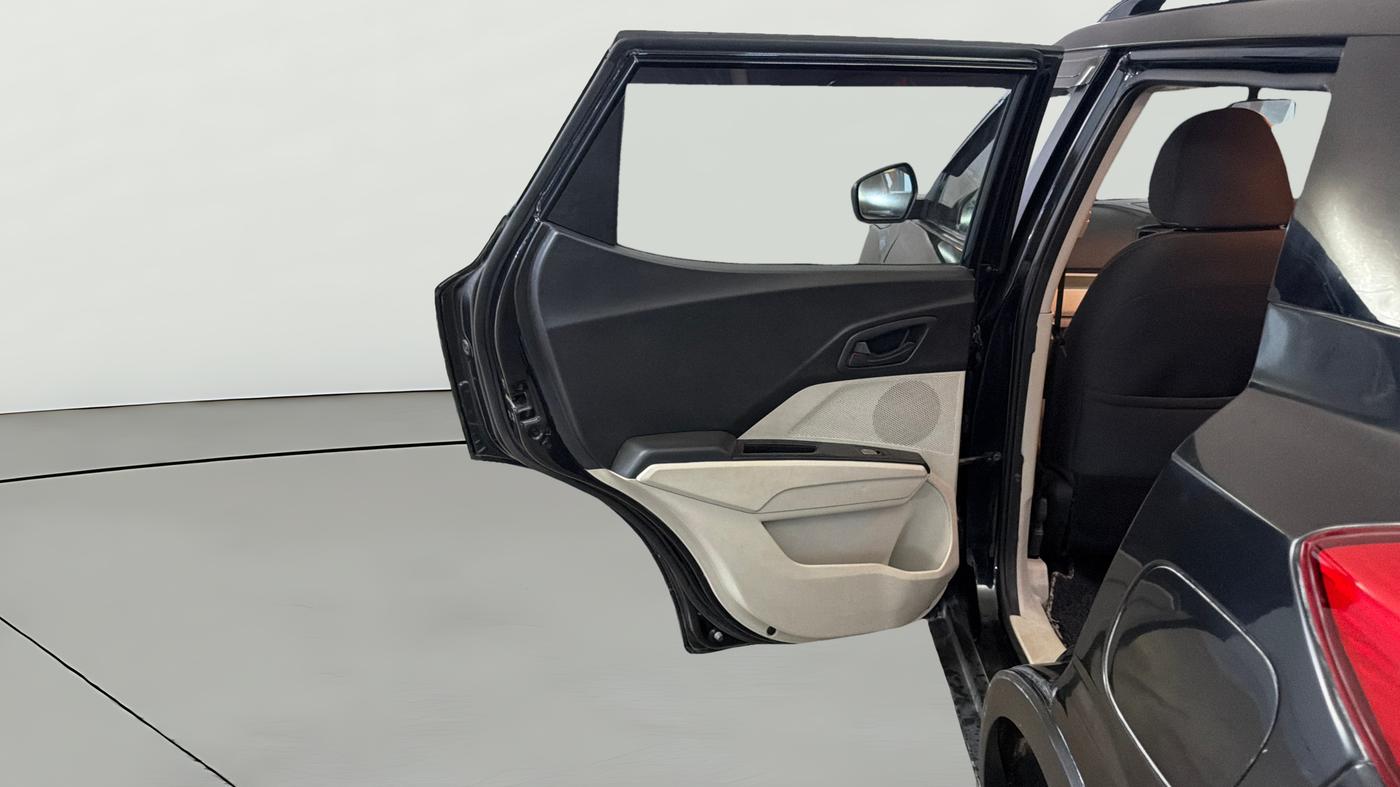 2023 Mahindra XUV300 W6 1.2 PETROL, CNG, Manual, 67,998 km, LHS Rear Door