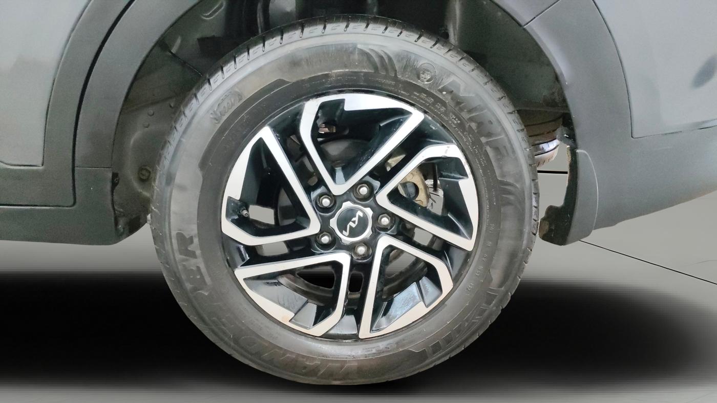 2022 KIA CARENS PRESTIGE PLUS 1.4 PETROL 7 STR, Petrol, Manual, 1,21,761 km, Left Rear Wheel