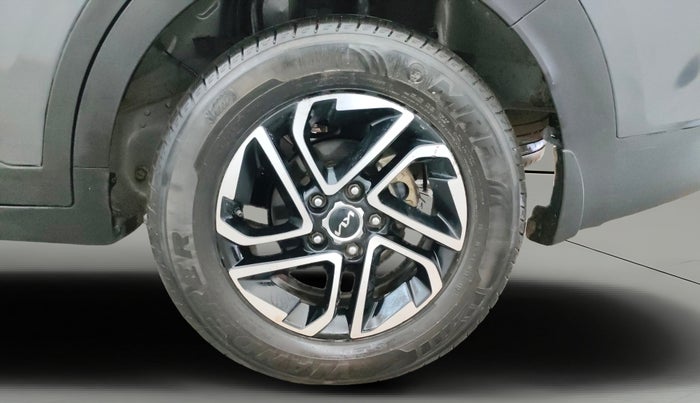 2022 KIA CARENS PRESTIGE PLUS 1.4 PETROL 7 STR, Petrol, Manual, 1,21,761 km, Left Rear Wheel