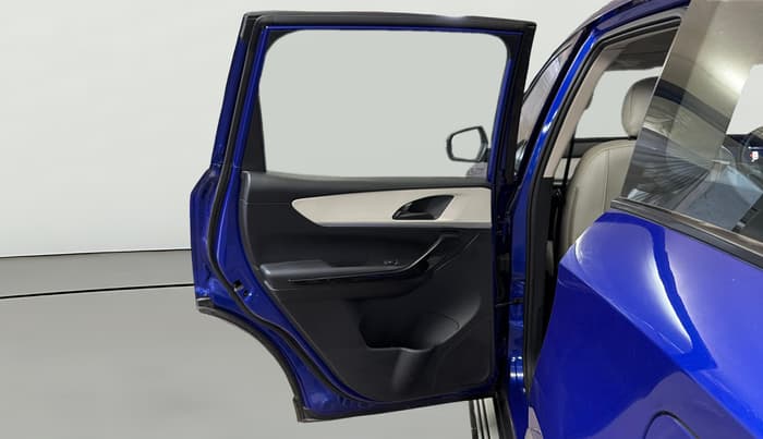 2022 Mahindra XUV700 AX 5 P AT 5 STR, Petrol, Automatic, 38,972 km, LHS Rear Door