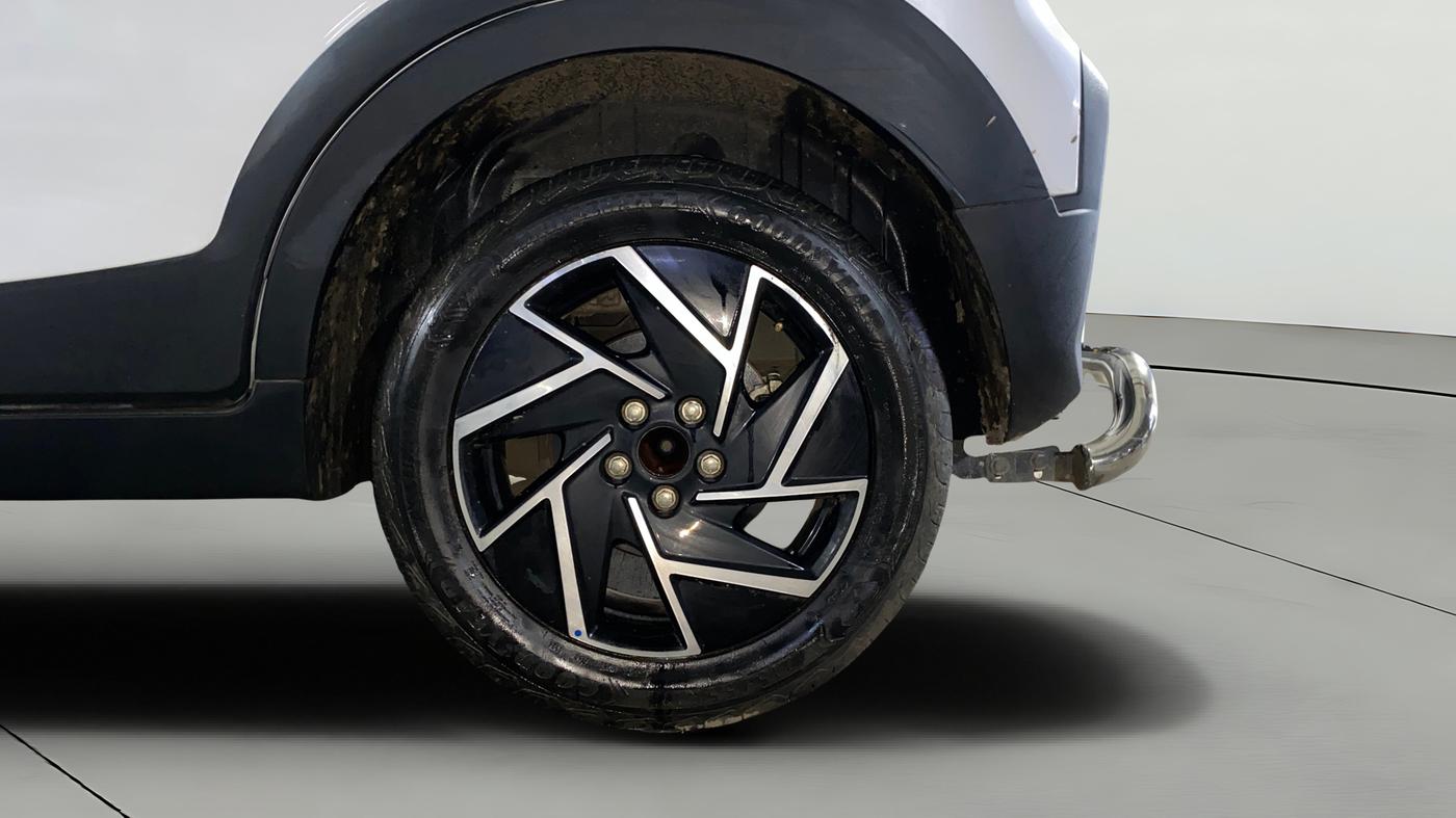 2025 Mahindra XUV 3XO AX7 1.2 TGDi AT, Petrol, Automatic, 16,952 km, Left Rear Wheel