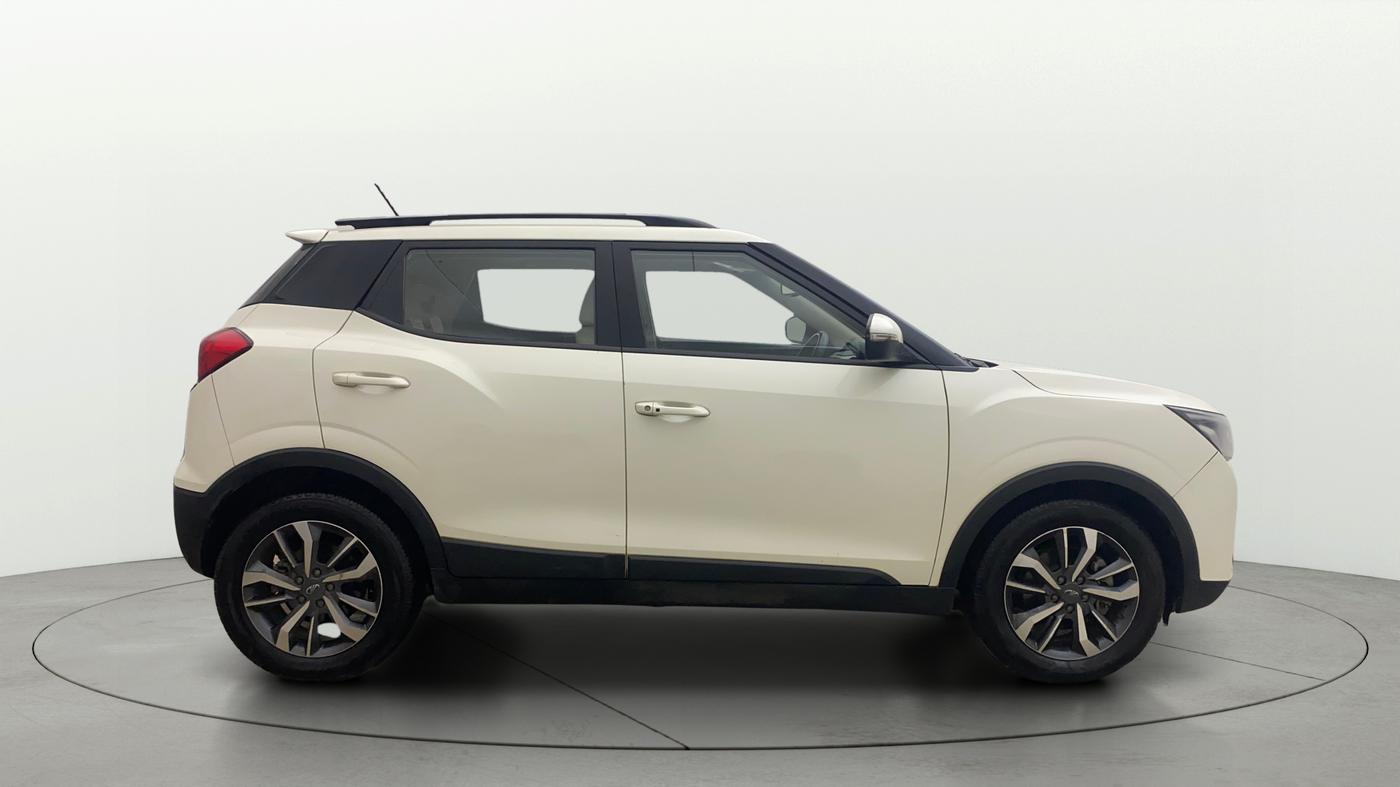 2021 Mahindra XUV300 W8 (O) 1.5 DIESEL AMT, Diesel, Automatic, 1,23,050 km, Right Side View