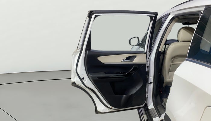 2022 Mahindra XUV700 AX 7 D MT 7 STR, Diesel, Manual, 46,340 km, LHS Rear Door