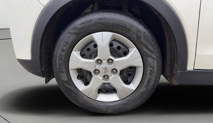 2023 Mahindra XUV300 W6 1.5 Diesel, Diesel, Manual, 44,358 km, Left Front Wheel