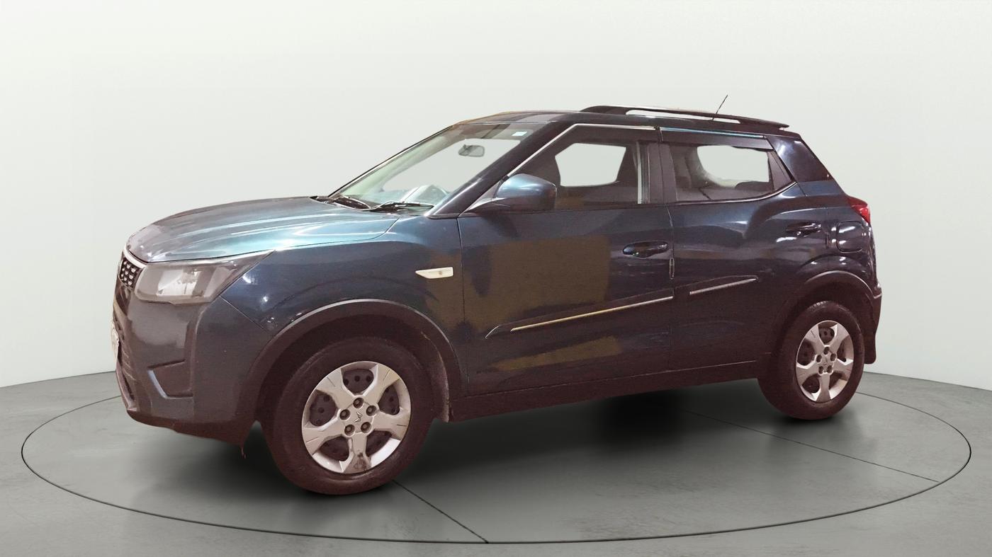 2023 Mahindra XUV300 W6 1.2 PETROL, Petrol, Manual, 36,754 km, Left Front Diagonal