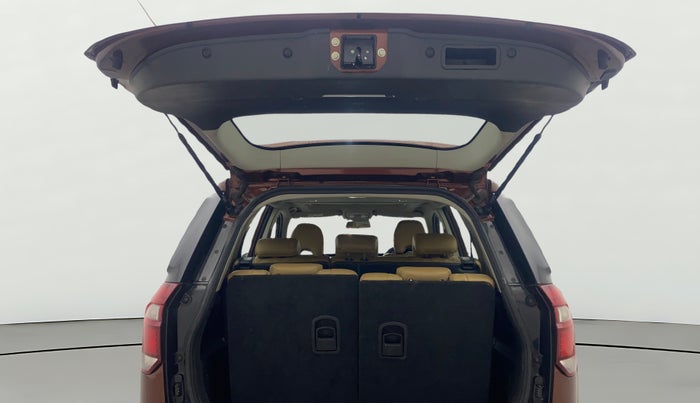 2018 Mahindra XUV500 W11, Diesel, Manual, 52,365 km, Boot Door Open