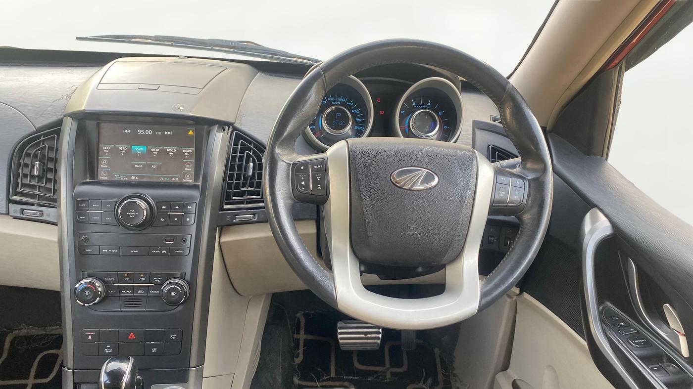 2017 Mahindra XUV500 W10 AT, Diesel, Automatic, 84,161 km, Steering Wheel Close Up