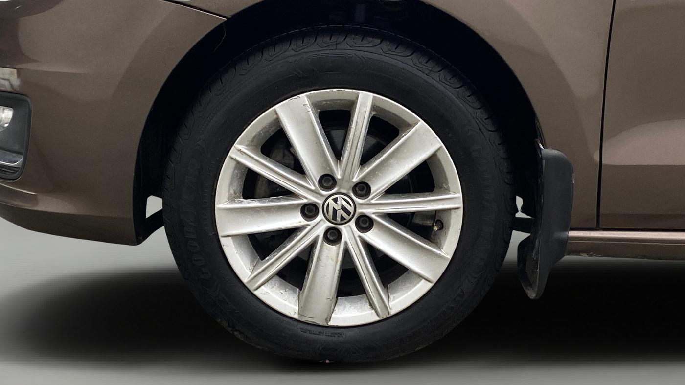 2016 Volkswagen Vento HIGHLINE 1.6 MPI, Petrol, Manual, 36,025 km, Left Front Wheel