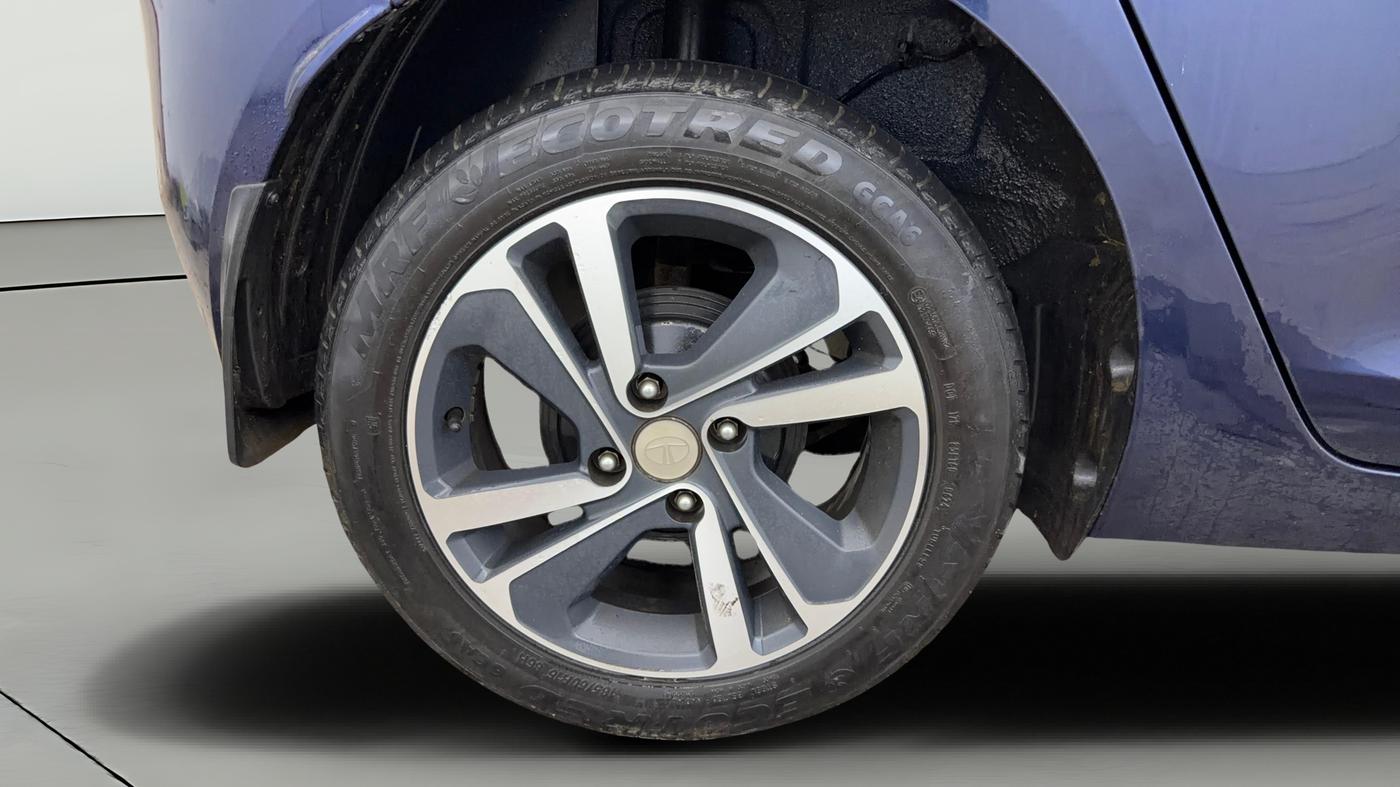 2024 Tata ALTROZ XZ CNG, CNG, Manual, 81,842 km, Right Rear Wheel