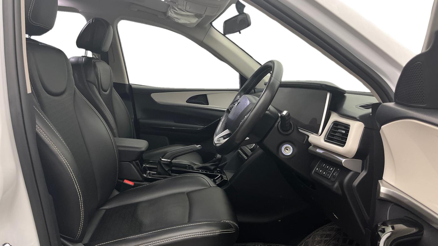 2023 Mahindra XUV700 AX 5 P AT 5 STR, Petrol, Automatic, 11,182 km, Right Side Front Door Cabin