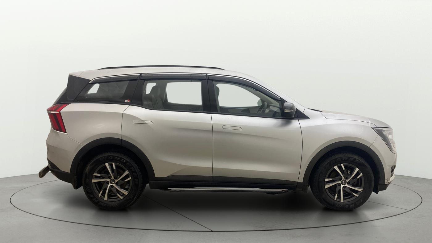 2022 Mahindra XUV700 AX 5 P MT 7 STR, Petrol, Manual, 86,107 km, Right Side View